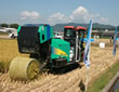 飼料稲を巻き取る稲ＷＣＳ機械